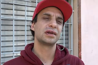 Simularon ser operarios de una empresa de electricidad, entraron a robar una casa y los echaron a golpes