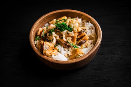 Donburi de arroz jazmín con vieiras y mejillones al curry