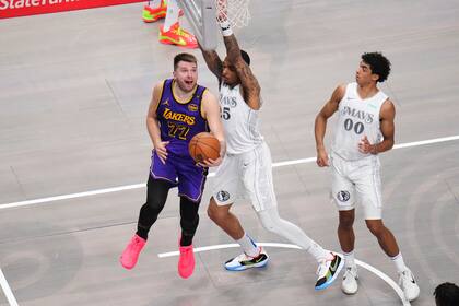 Doncic anota 45 puntos en su regreso a Dallas; Lakers aseguran playoffs con paliza de 112-97