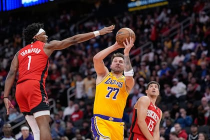 Doncic guía a los Lakers a vencer 100-92 a los Rockets para su sexta victoria seguida