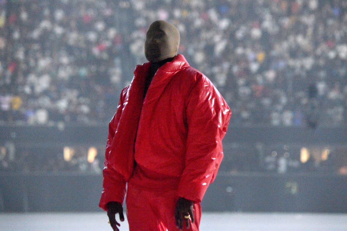 Kanye West convocó a un multitudinario evento para escuchar su disco Donda y las excentricidades estuvieron a la orden del día