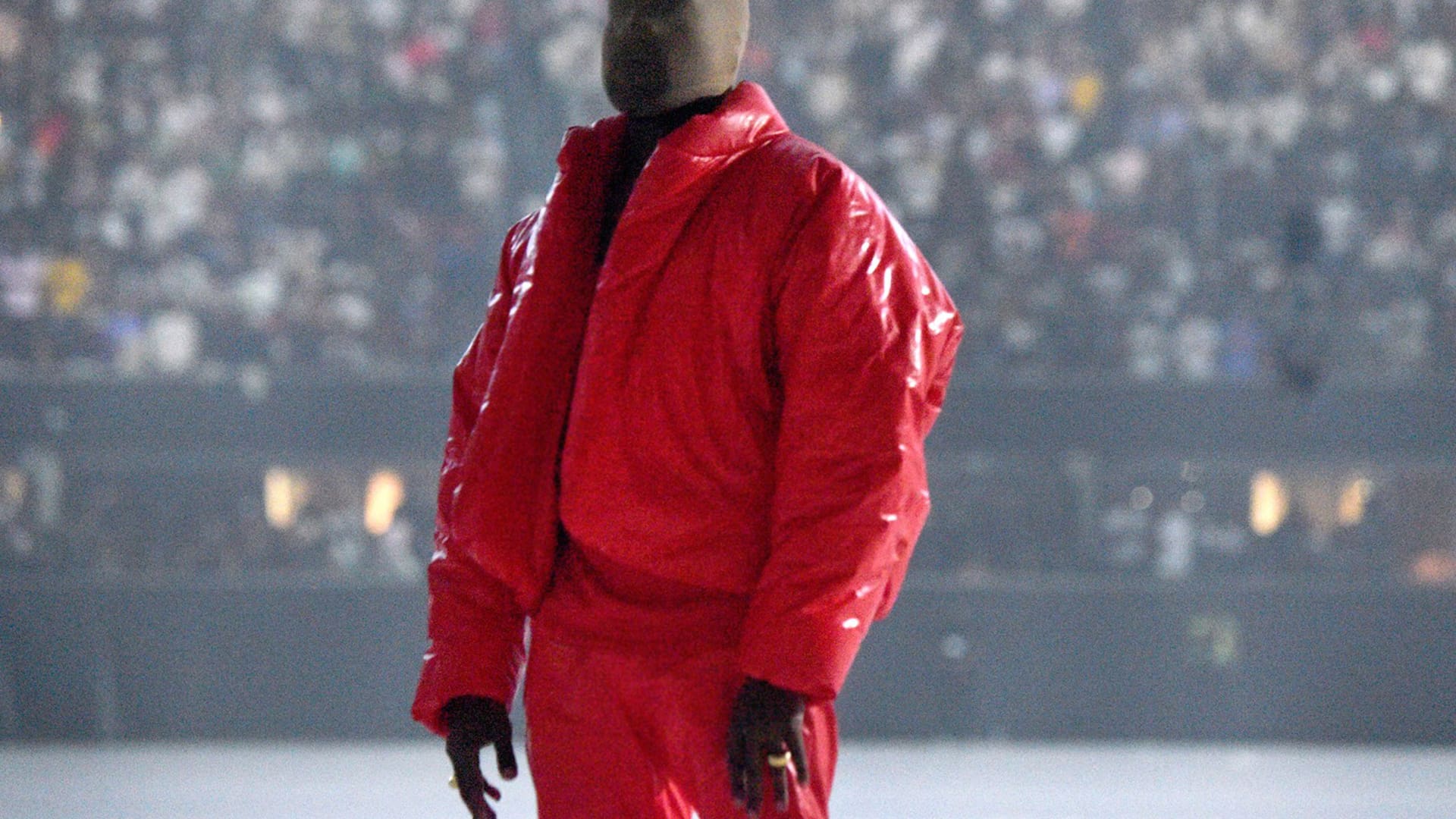 Kanye West convocó a un multitudinario evento para escuchar su disco Donda y las excentricidades estuvieron a la orden del día