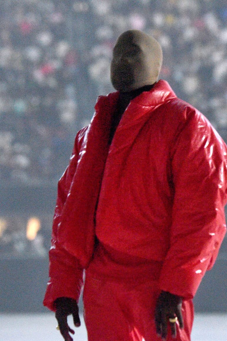 Kanye West convocó a un multitudinario evento para escuchar su disco Donda y las excentricidades estuvieron a la orden del día