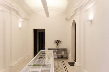 Donde antes funcionaba el garage de la casa, se agregó una ventana de paño fijo para entrada de luz y se dispuso una vitrina con las obras de la editorial para dar así la bienvenida a los visitantes.