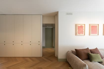 Donde antiguamente había una pared que separaba living y comedor, hoy está este mueble central.