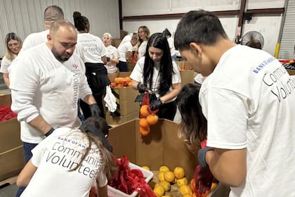 Algunas organizaciones ofrecen alimentos gratuitos en EE.UU. para mitigar la necesidad