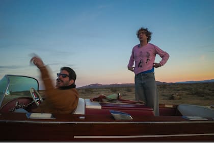 ¿Dónde es el after? es un álbum de 23 temas que incluye canciones como “La noche que no había Uber” y “Reyimiller”, y colaboraciones con Elena Rose, Servando y Florentino Primera, Joaquina, Manuel Turizo, Carín León, DannyLux, Grupo Frontera, Magic Juan, Justin Quiles y Jowell & Randy, entre otros