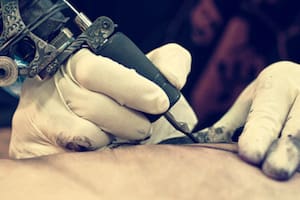 Donde hay menos grasa y más nervios será más doloroso hacerse un tatuaje