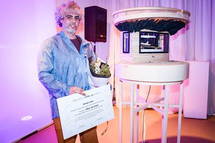 Donjo León con la maqueta del proyecto ganador del Premio Pinamar