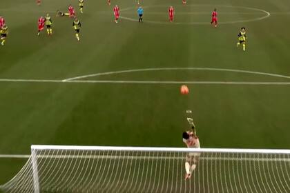 Donley pateó casi desde la mitad de la cancha y el arquero Ortega Moreno hizo el resto: la pelota dio en el travesaño, en una pierna y se metió.