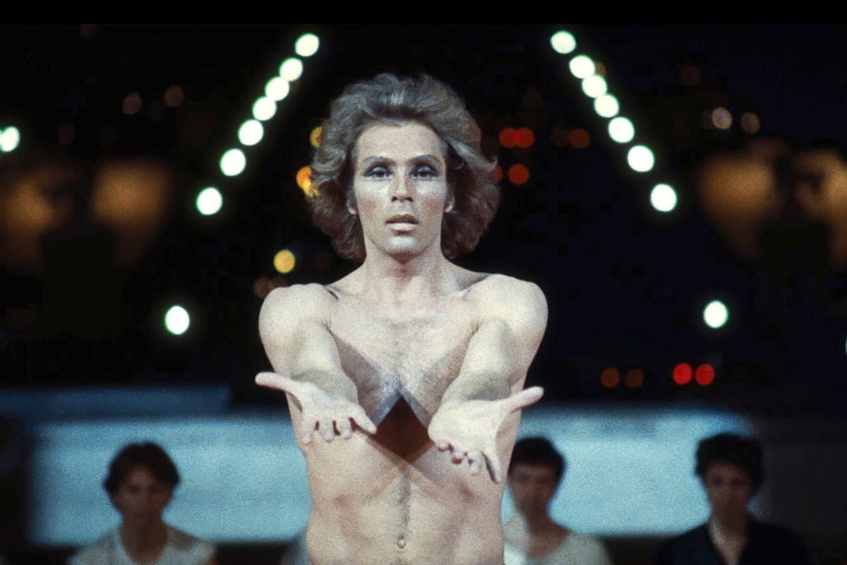 Donn en una inolvidable escena de "Los unos y los otros", de Claude Lelouch, película que inmortalizó su figura sobre la música de el "Bolero" de Ravel