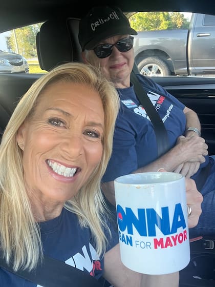 Donna Deegan el martes 16 de mayo, día de las elecciones para alcalde en Jacksonville, Florida