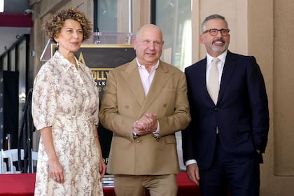 Donna Langley (ejecutiva de Universal), Meledandri y el actor Steve Carell durante el homenaje al creador de Illumination en Hollywood
