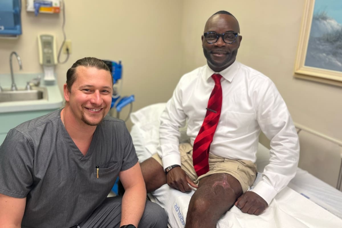 Donnie Adams (der.), de 53 años, y el Dr. Fritz Brink, especialista en cuidado de lesiones del HCA Florida Healthcare