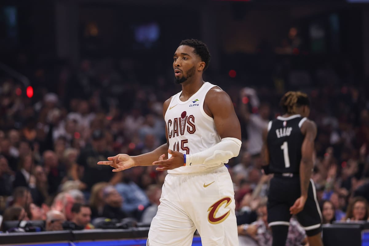 Donovan Mitchell, de los Cavaliers de Cleveland, festeja en el duelo del sábado 24 de octubre de 202
