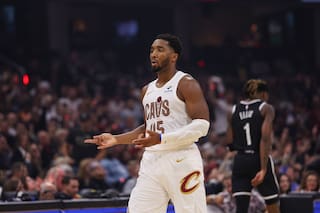 Cavaliers sobreviven a repunte tardío de Nets y ganan en su debut en casa por 125-121