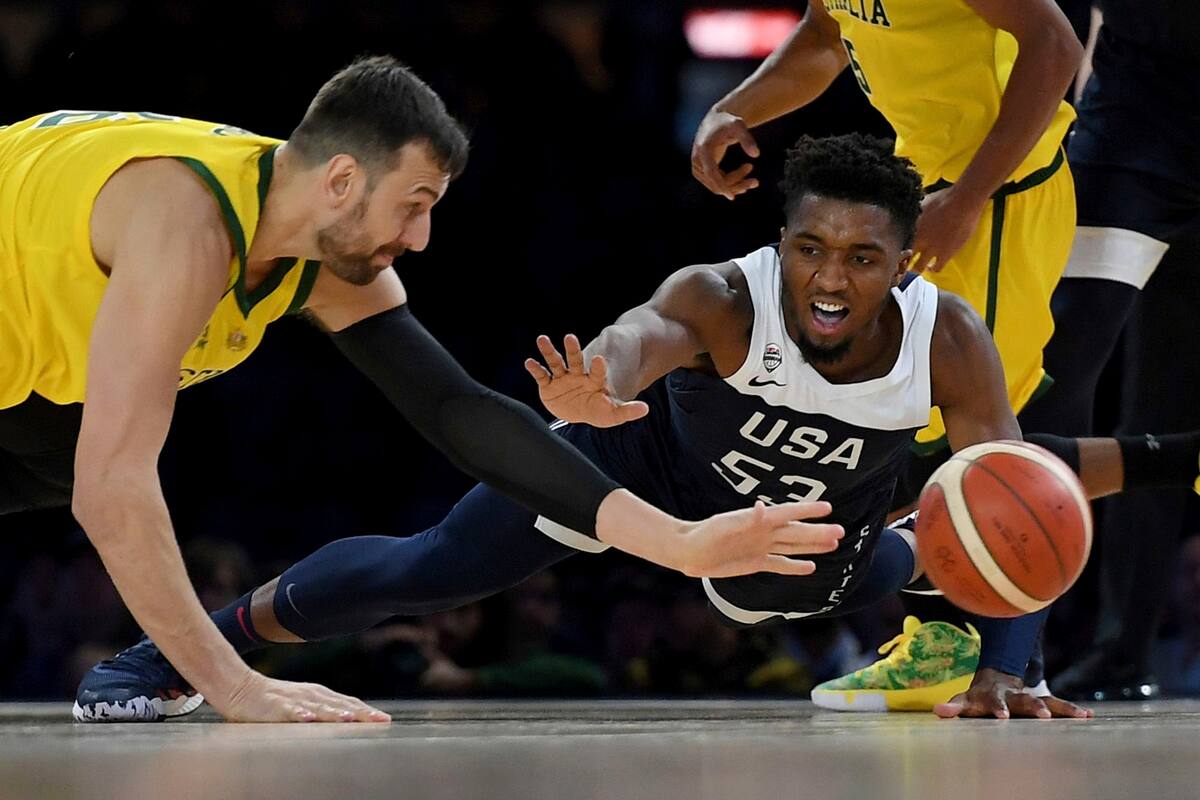 Donovan Mitchell, uno de los jugadores de Estados Unidos que irá al Mundial, lucha por la pelota desde el piso en la derrota de su equipo ante Australia.