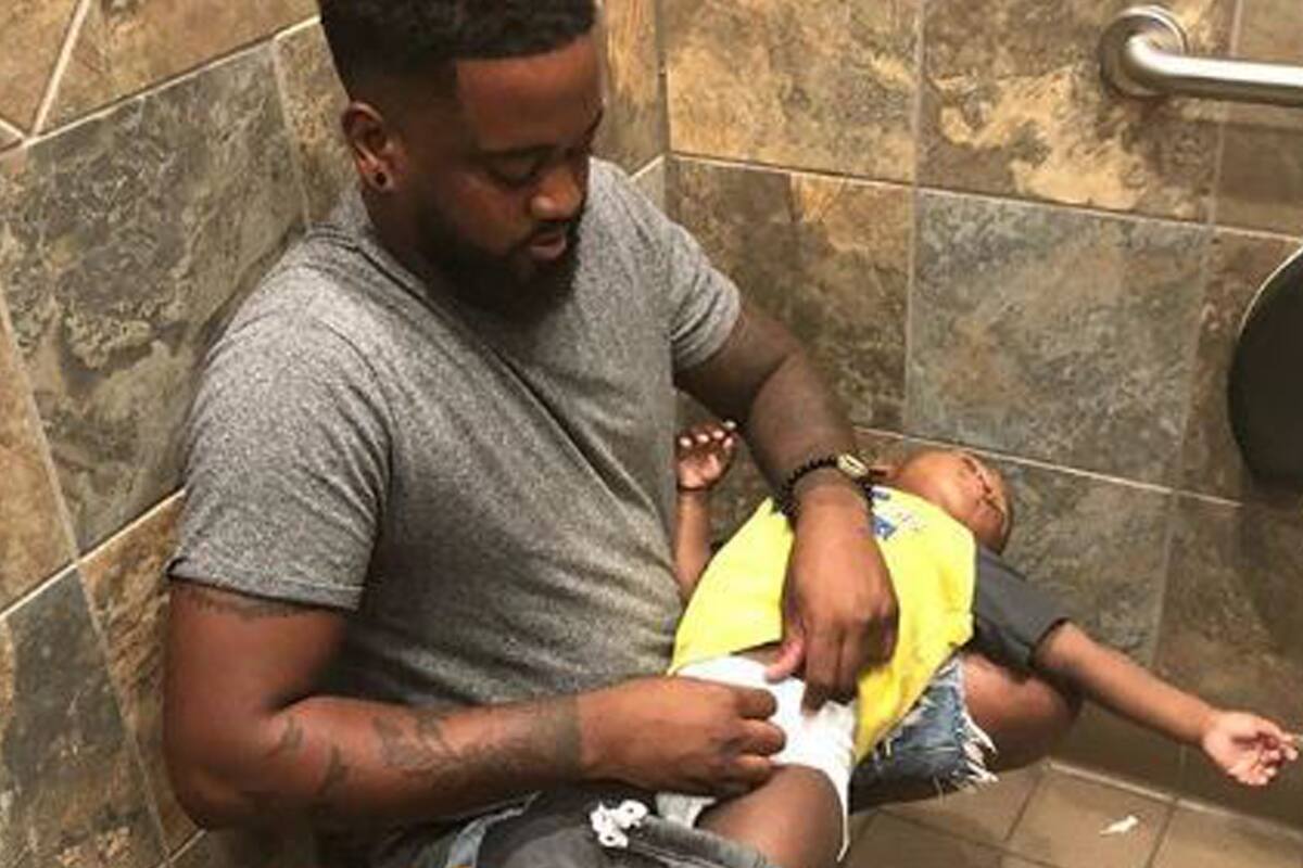 Donte Palmer inició una campaña en Instagram para pedir cambiadores de pañales para bebés en los baños de hombres