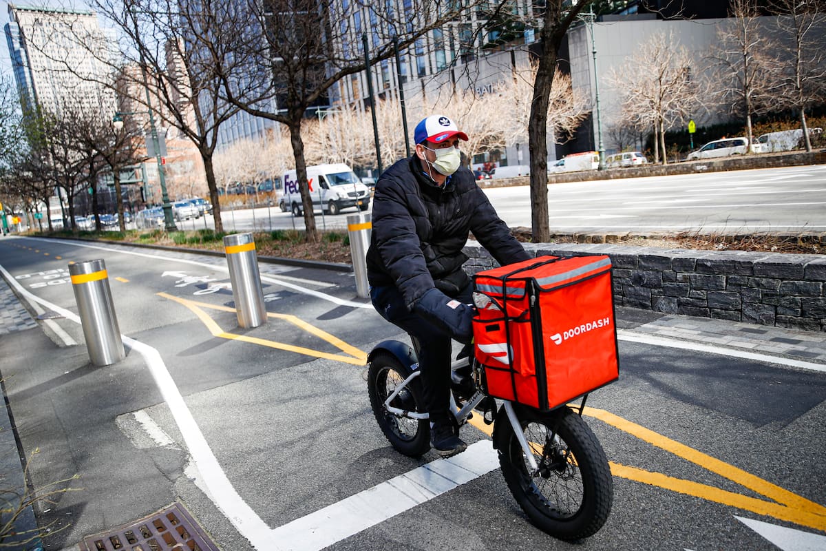 DoorDash pagará $16.75 millones en compensaciones a repartidores de Nueva York tras una investigación que reveló el uso indebido de propinas para subsidiar pagos base