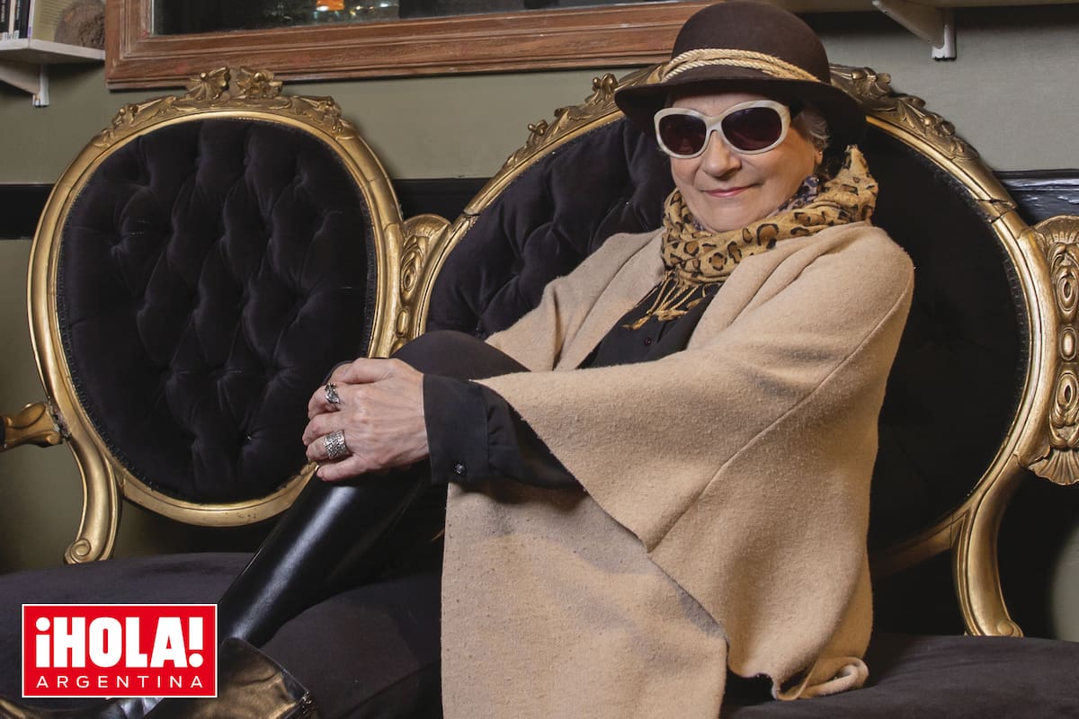 Dora posa en uno de los salones
de la escuela de teatro que
Carlos Gandolfo fundó en 1946
(@estudiodecarlosgandolfo)
y que hoy dirigen ella y su hijo
Matías. “Dar clases junto a él es
un orgullo tan enorme”, cuenta.