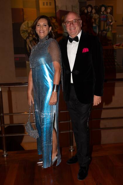 Dora Sánchez (con vestido de Tramando) y Martín Cabrales.