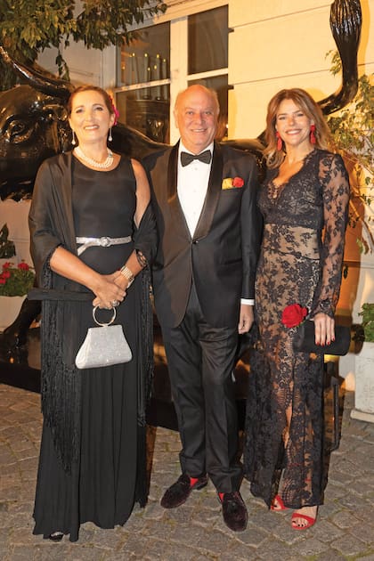 Dora Sánchez, Martín Cabrales y Mariana Galante posaron delante de una de las dos esculturas de toros que custodiaban la entrada