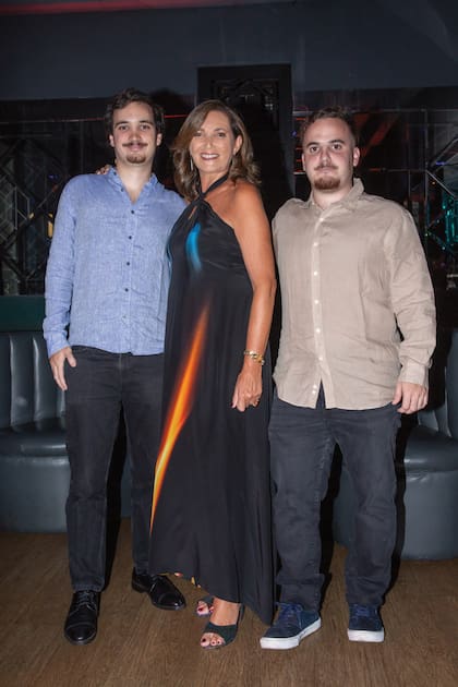 Dora Sánchez posa con sus hijos, los mellizos Rafael y Antonio Rodríguez Larreta.