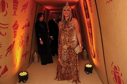 Dora Sánchez, que asistió junto con Martín
Cabrales, con un look Cleopatra que logró
con maquillaje y un tocado con cuentas y
una serpiente. El vestido, de seda natural, con
estampa felina: para los egipcios, representaba
el poder, la legitimación divina y la protección