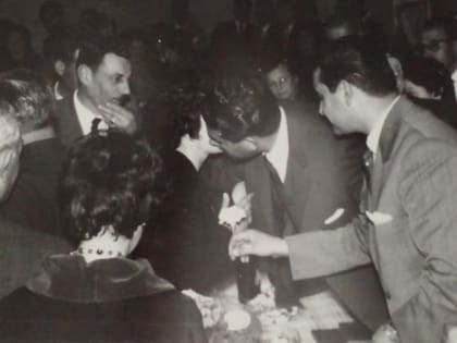 Dora y René se dan un beso en la mejilla en la cena de despedida que le organizó a los hermanos el municipio de Jacinto Arauz