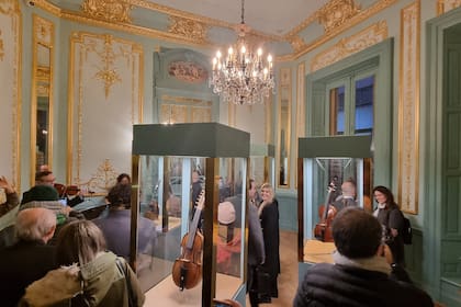 Dorado a la hoja en techo y molduras, el salón de la Casa Fernández Blanco exhibe la valiosa colección de instrumentos musicales