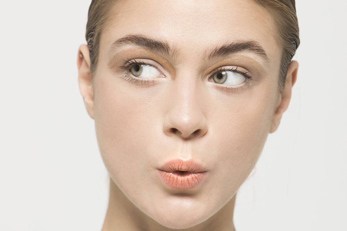Dorado brillante: Sombras metálicas muy modernas que realzan de manera armónica los rasgos de la cara