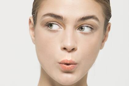 Dorado brillante: Sombras metálicas muy modernas que realzan de manera armónica los rasgos de la cara