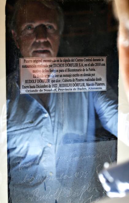 La pizarra firmada por Rudolf D?rfler descansa en un cuadro en el taller familiar de Morón