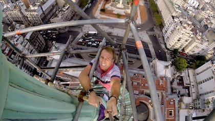 Dorfler se toma una selfie desde la estructura que se montó en la cúpula del Congreso Nacional