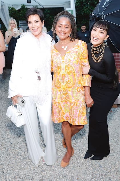 Doria –con vestido de J.Crew y zapatos Chloé– posó en medio de Kris Jenner –de total white–, y Kim Kardashian, que sorprendió con su nuevo flequillo recto.