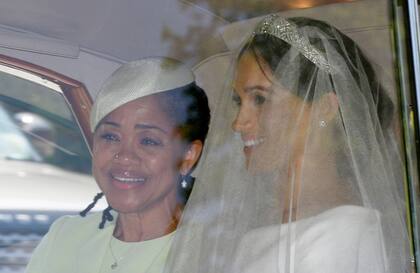 Meghan Markle con su madre en camino a la ceremonia de boda