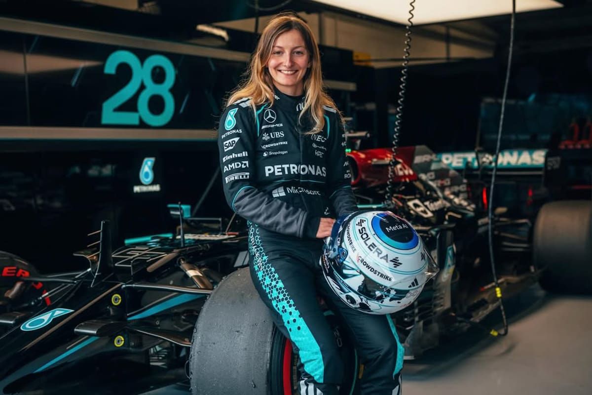 Doriane Pin sobre el modelo W12 de Mercedes con el que giró en Silverstone; la francesa fue la primera mujer en manejar una Flecha de Plata