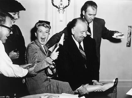 Doris Day, Alfred Hitchcock y James Stewart se divierten en un alto del rodaje de El hombre que sabía demasiado
