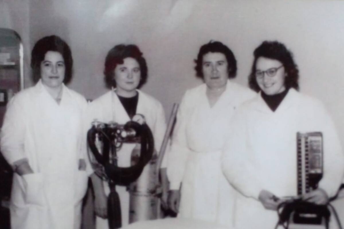 "Dorita" Calo, la primera desde la izquierda, con el equipo de enfermeras de la Clínica Médico Quirúrgica que fundaron los hermanos René y Juan José Favaloro en Jacinto Arauz