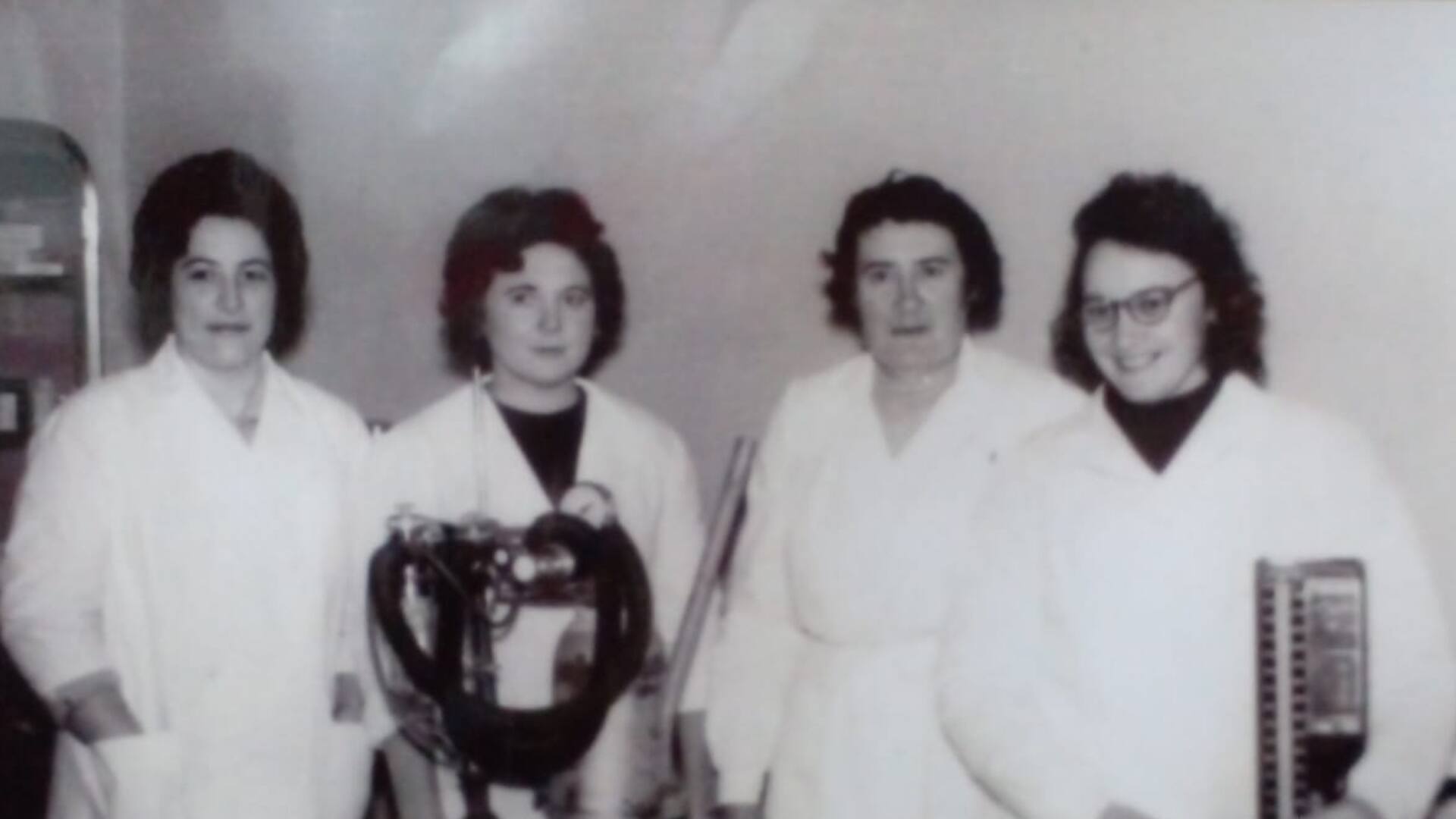 "Dorita" Calo, la primera desde la izquierda, con el equipo de enfermeras de la Clínica Médico Quirúrgica que fundaron los hermanos René y Juan José Favaloro en Jacinto Arauz