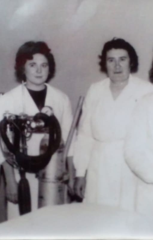 "Dorita" Calo, la primera desde la izquierda, con el equipo de enfermeras de la Clínica Médico Quirúrgica que fundaron los hermanos René y Juan José Favaloro en Jacinto Arauz