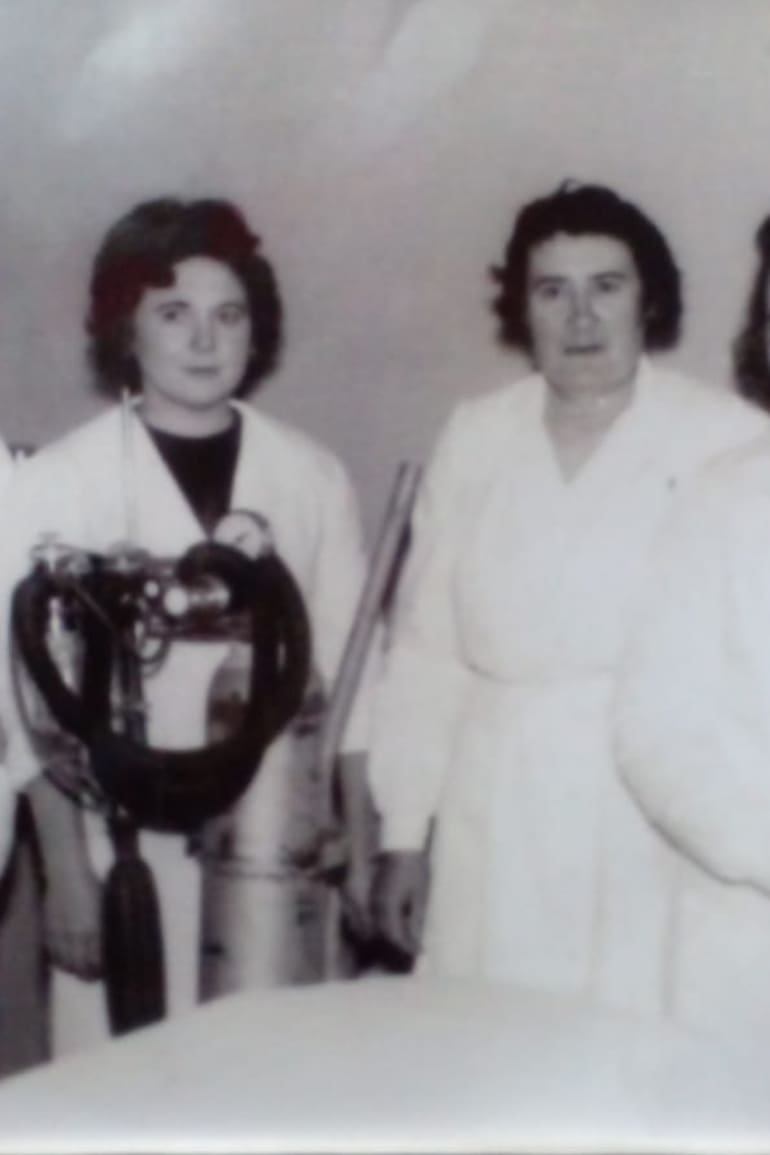 "Dorita" Calo, la primera desde la izquierda, con el equipo de enfermeras de la Clínica Médico Quirúrgica que fundaron los hermanos René y Juan José Favaloro en Jacinto Arauz
