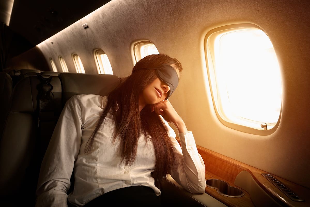 Dormir bien en el avión, uno de los desafíos más grandes durante los viajes