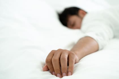 Dormir boca abajo es un gran no para quienes suelen roncar, pero con eso a veces no alcanza