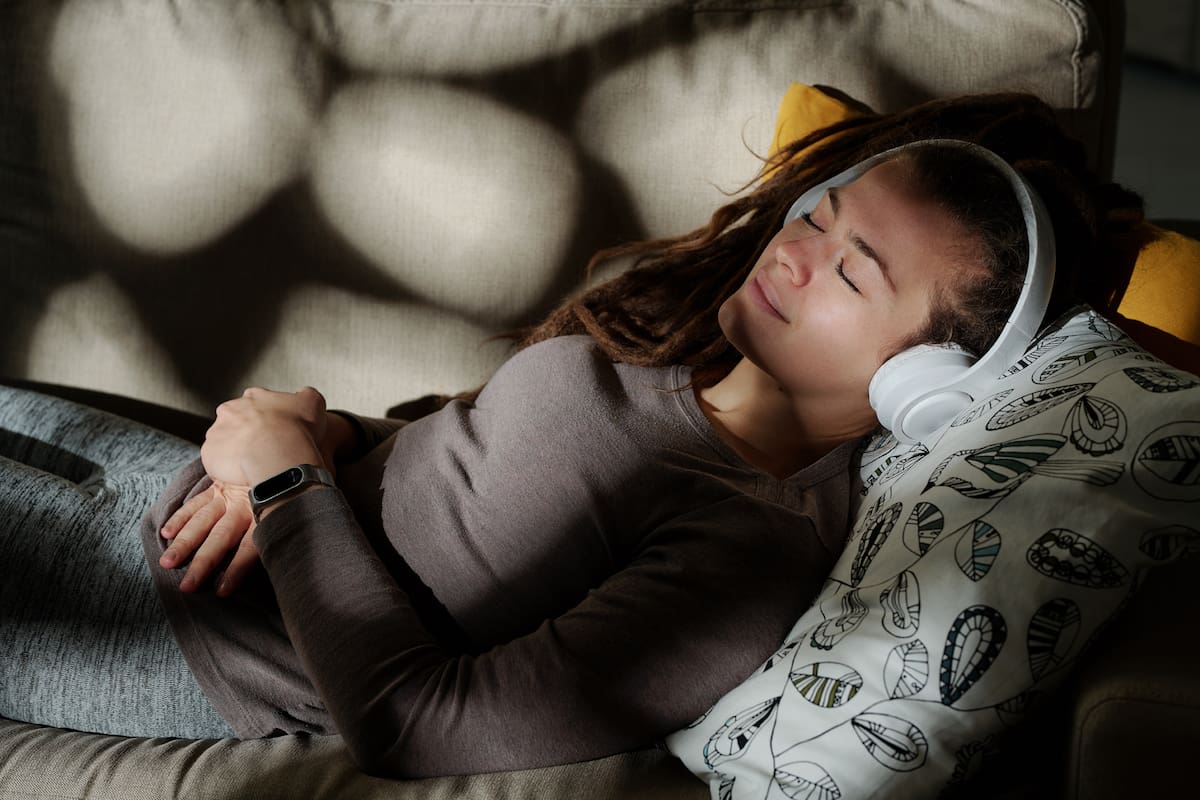 Dormir con audífonos puestos significa que la persona en cuestión probablemente esté en busca de bloquear el ruido, relajarse, aliviarse del estrés