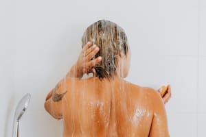 Dormir con el cabello mojado puede parecer una práctica inofensiva (Foto ilustrativa: PEXELS)