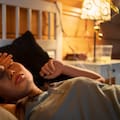 Esto dice la psicología sobre las personas que duermen con la luz prendida