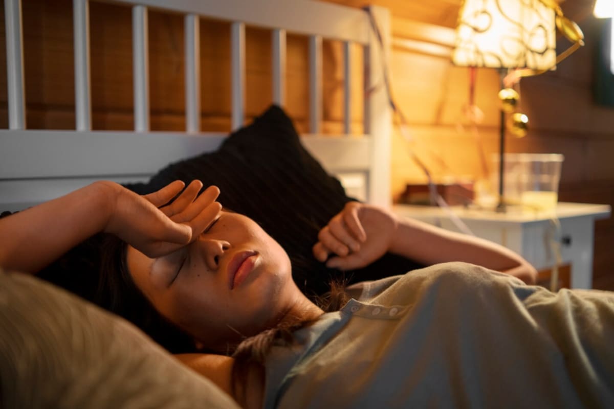 Dormir con la luz encendida: qué dice la psicología sobre este hábito y sus riesgos para la salud (Foto: Freepik)