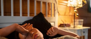 Esto dice la psicología sobre las personas que duermen con la luz prendida