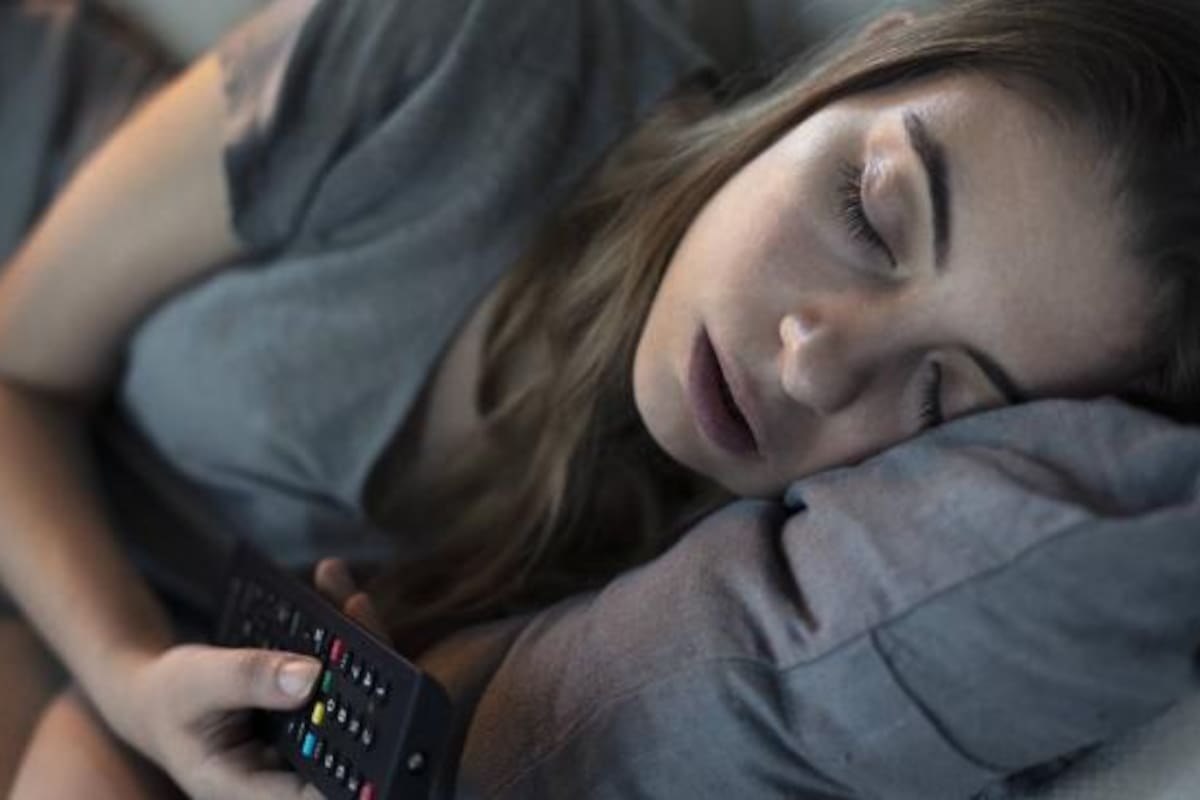 Dormir con la televisión encendida perjudica el sueño (Foto: iStock)